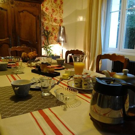 Les Tilleuls - Chambres D'Hotes - La Rochefoucauld Bagian luar foto