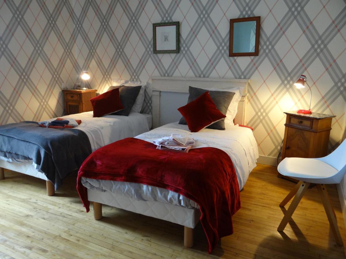 Les Tilleuls - Chambres D'Hotes - La Rochefoucauld Bagian luar foto