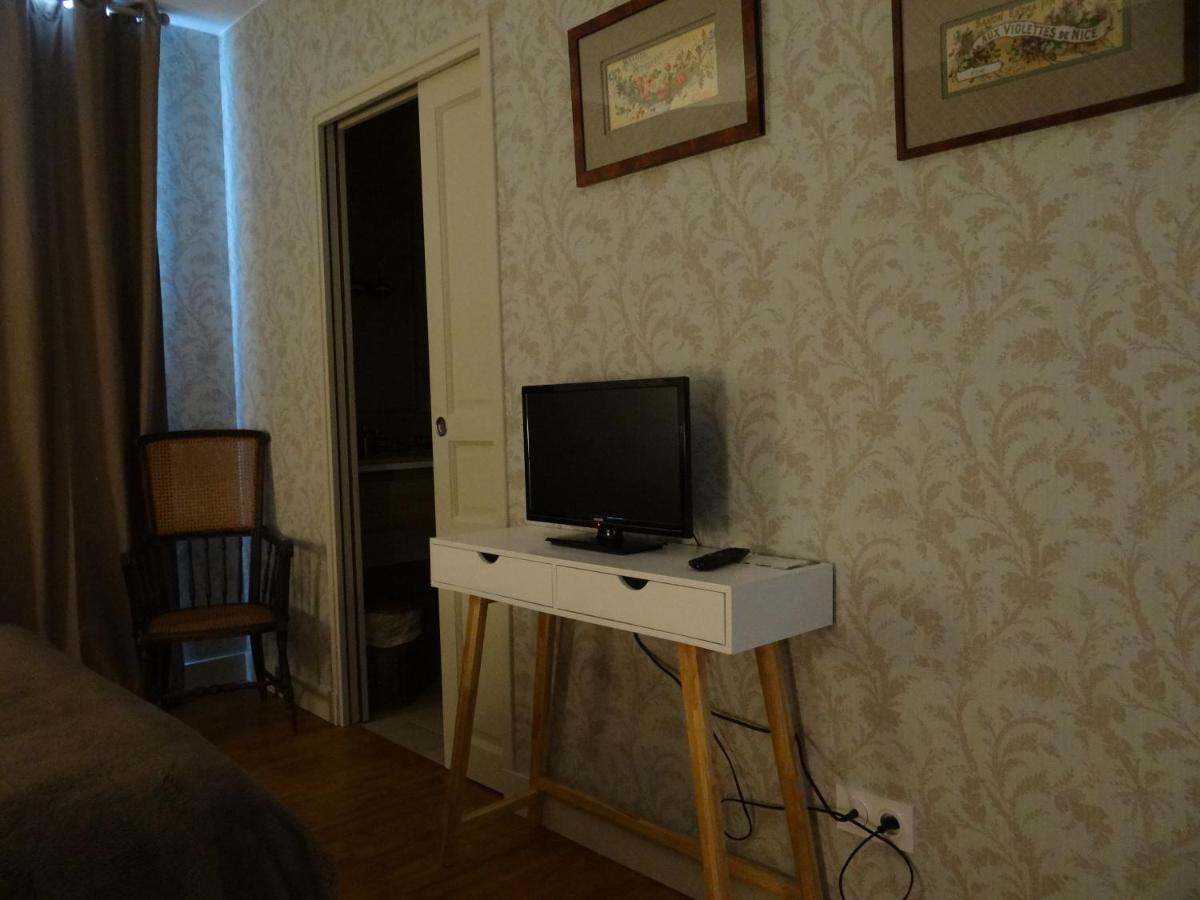 Les Tilleuls - Chambres D'Hotes - La Rochefoucauld Bagian luar foto