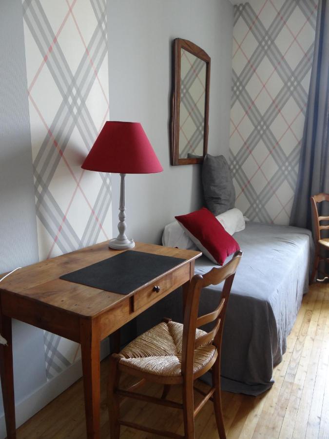 Les Tilleuls - Chambres D'Hotes - La Rochefoucauld Bagian luar foto