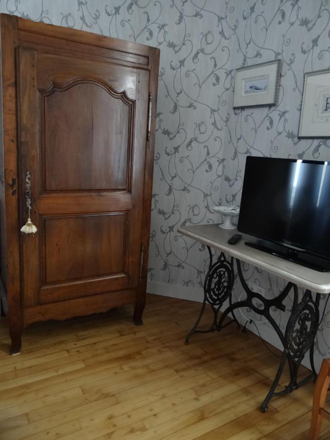 Les Tilleuls - Chambres D'Hotes - La Rochefoucauld Bagian luar foto