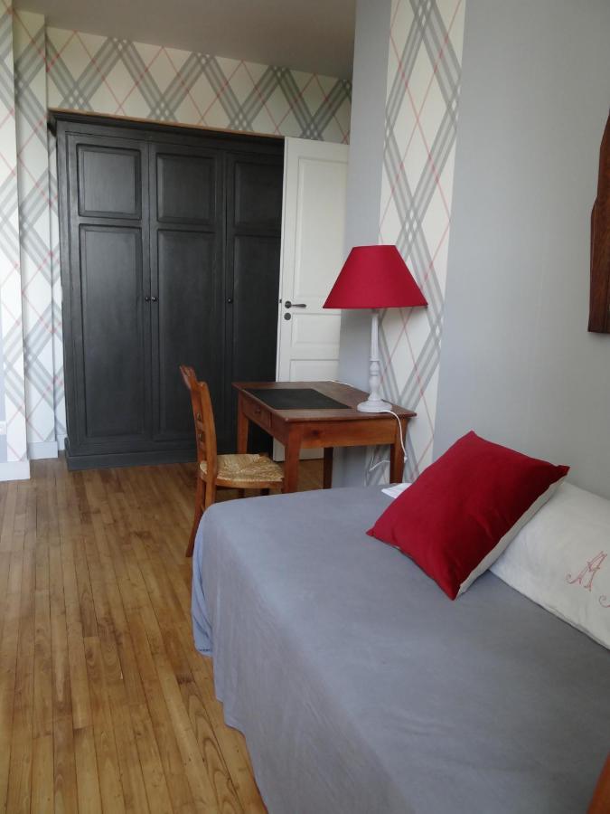 Les Tilleuls - Chambres D'Hotes - La Rochefoucauld Bagian luar foto
