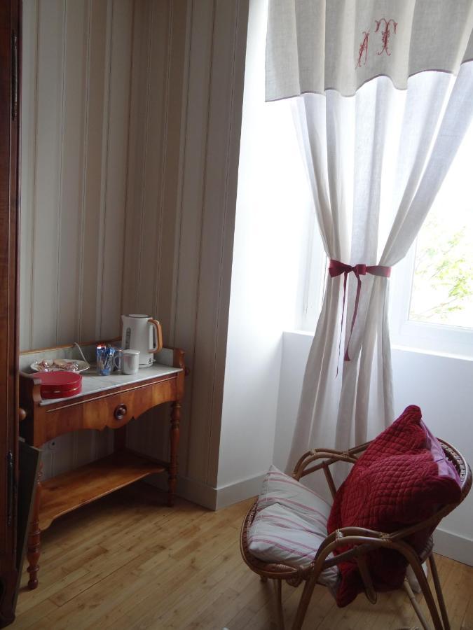 Les Tilleuls - Chambres D'Hotes - La Rochefoucauld Bagian luar foto